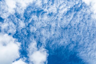 Gökyüzü ve bulutlar parlak mavi 