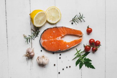 somon steak beyaz tahtaya taze