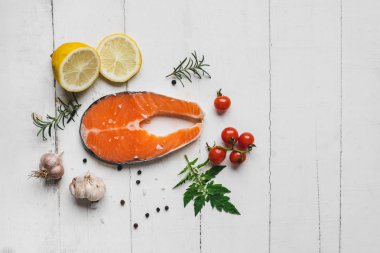 somon steak beyaz tahtaya taze