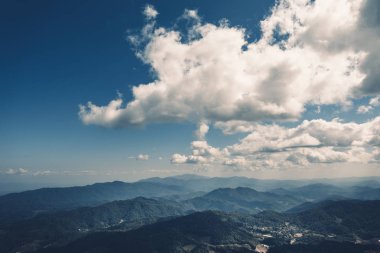 Gökyüzü ve dağ manzaralı manzara mavi tonu