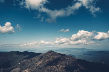 Gökyüzü ve dağ manzaralı manzara mavi tonu
