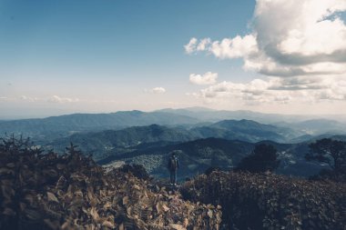 Gökyüzü ve dağ manzaralı manzara mavi tonu