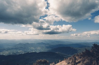 Gökyüzü ve dağ manzaralı manzara mavi tonu
