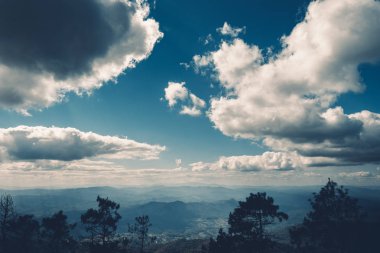Gökyüzü ve dağ manzaralı manzara mavi tonu