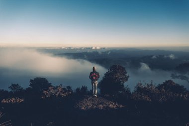Akşam ışığı gökyüzü ve akşam Dağı'nda sis 