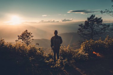 Akşam ışığı gökyüzü ve akşam Dağı'nda sis 