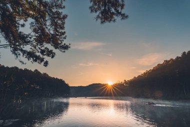 Göl ve orman Pang Ung sabah