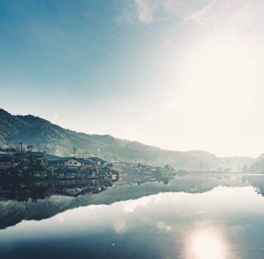 Köy ve göller Ban Rak Tay 's küçük bir göl çevreleyen küçük köyü