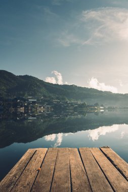 Bulanıklık nehirler ve köyleri arka plan ile portre ahşap