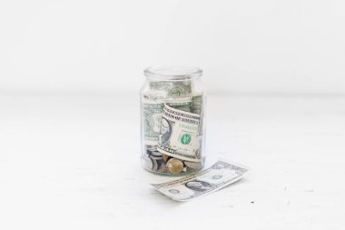 Tasarruf para bir cam şişe beyaz arka plan