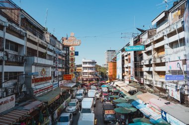 Şehir sokaklarını yol içinde Chiang Mai Kad Luang çarşı