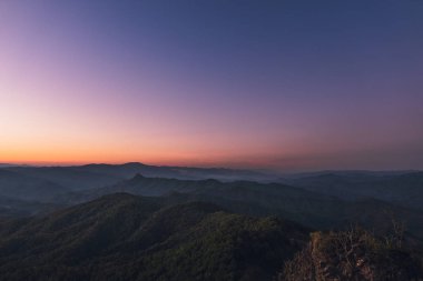 Akşam gökyüzünde Twilight günbatımı Landscap koyu mavi
