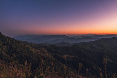 Akşam gökyüzünde Twilight günbatımı Landscap koyu mavi