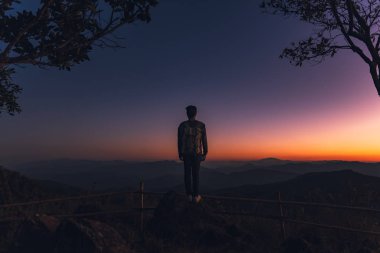 Akşam gökyüzünde Twilight günbatımı Landscap koyu mavi