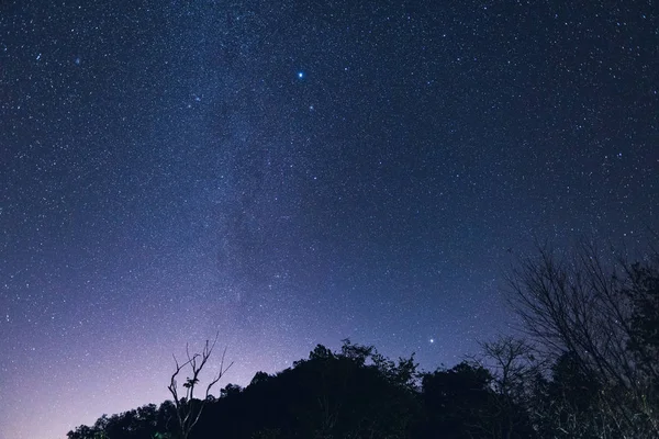 夜空中的星星和银河在山上 — 图库照片