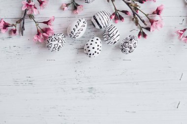 Pembe çiçek ve yumurta desen bahar kavramı beyaz beyaz arka plan