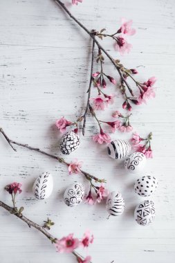 Pembe çiçek ve yumurta desen bahar kavramı beyaz beyaz arka plan