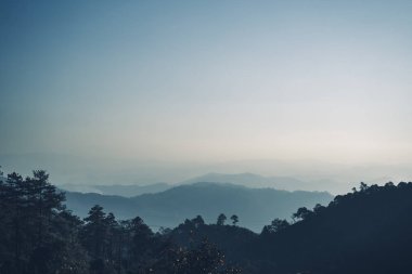 Dağ manzaraları ve yol ışık ülke evinde akşam