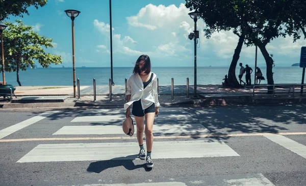 Ao Nang Sahili Yolu 'nda kadınlar yaya geçidinde yürüyor.