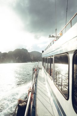 Phiphi adasına bir yolcu gemisinde