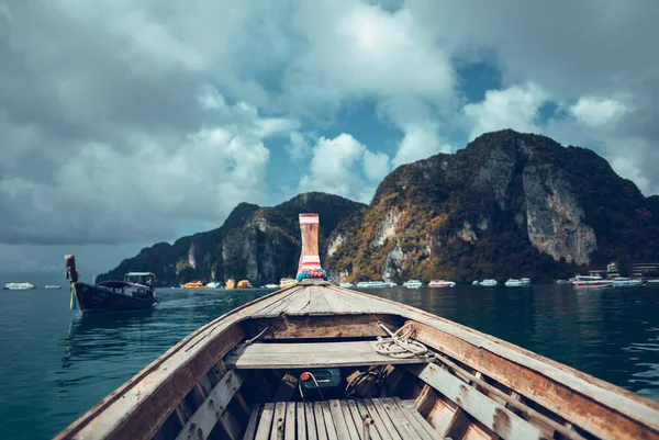 Matkustaa Saarelle Pitkän Pyrstöveneen Kanssa Phiphi — kuvapankkivalokuva