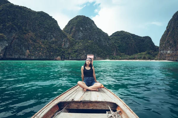 Perjalanan Dengan Perahu Ekor Panjang Laut Dan Pulau — Stok Foto