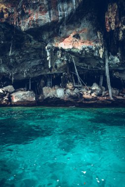 Adaya uzun kuyruklu tekne yolculuğu, Phi Phi Adası, Mavi deniz