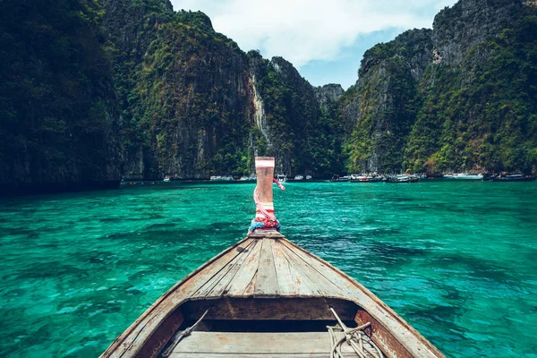 Hosszú Farok Csónak Utazik Szigetre Phi Phi Island Kék Tenger — Stock Fotó