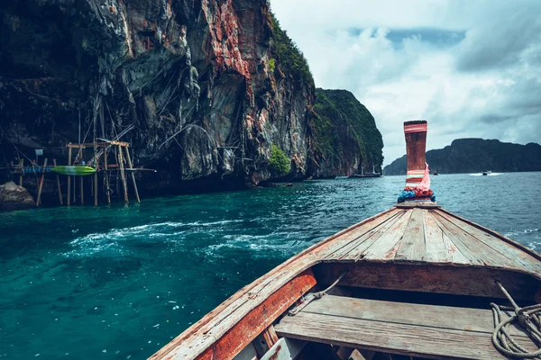 Pitkän Hännän Vene Matkustaa Saarelle Phi Phi Island Sininen Meri — kuvapankkivalokuva