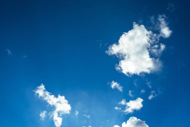 Öğleden sonra gökyüzü ve bulutlar