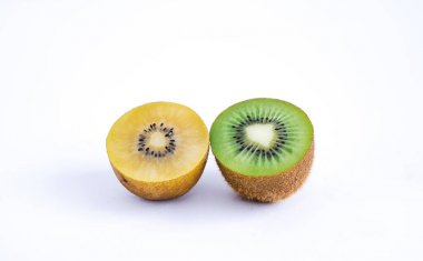 Beyaz Arka Planda Kivi Meyvelerinin Yakın Çekim