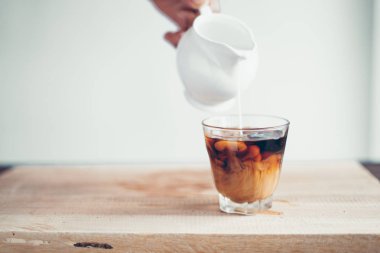 soğuk demlemek kahve Bir bardak siyah kahve, süt ekleyin