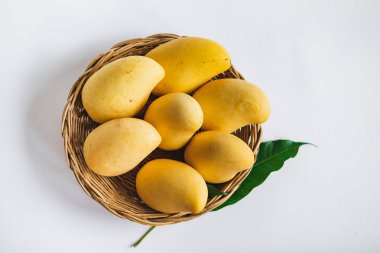 Beyaz arka planda sarı mango sepeti