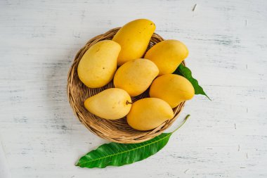 Beyaz arka planda sarı mango sepeti