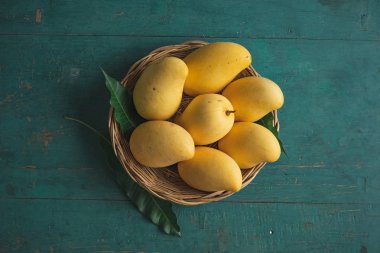 Beyaz arka planda sarı mango sepeti