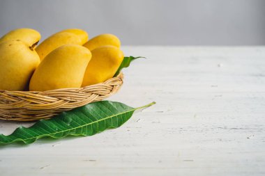 Beyaz arka planda sarı mango sepeti