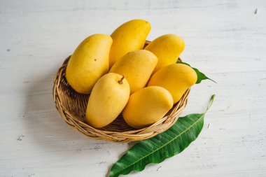 Beyaz arka planda sarı mango sepeti
