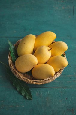 Sarı mango Yeşil ahşap sepetinde