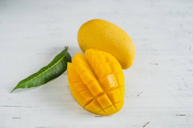 Beyaz ahşap arka plan üzerinde sepette Mango