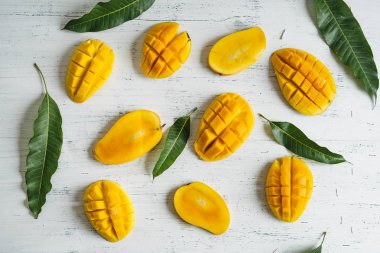 Beyaz ahşap arka plan üzerinde sepette Mango