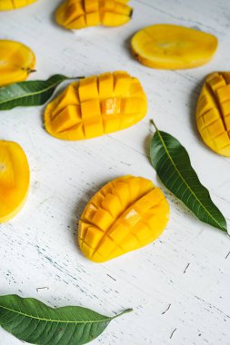 Beyaz ahşap arka plan üzerinde sepette Mango