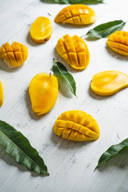 Beyaz ahşap arka plan üzerinde sepette Mango