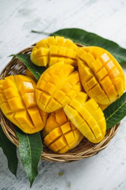 Beyaz ahşap arka plan üzerinde sepette Mango