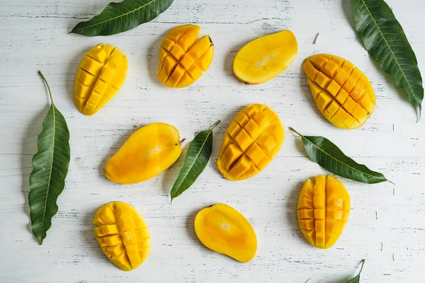 Beyaz ahşap arka plan üzerinde sepette Mango
