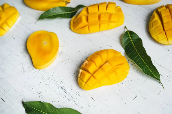 Beyaz ahşap arka plan üzerinde sepette Mango