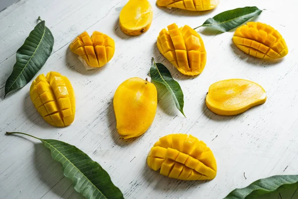 Beyaz ahşap arka plan üzerinde sepette Mango