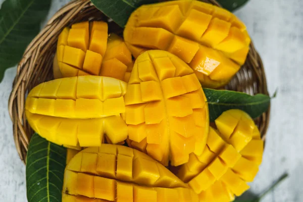 Beyaz ahşap arka plan üzerinde sepette Mango