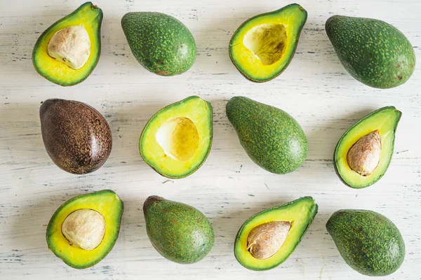 Nahaufnahme Von Avocados Auf Weißem Tisch — Stockfoto