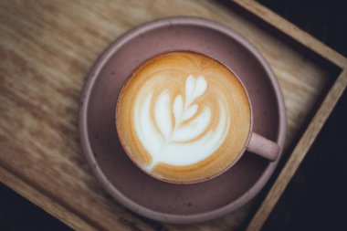 Fincanda sıcak latte kahve