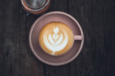 Fincanda sıcak latte kahve